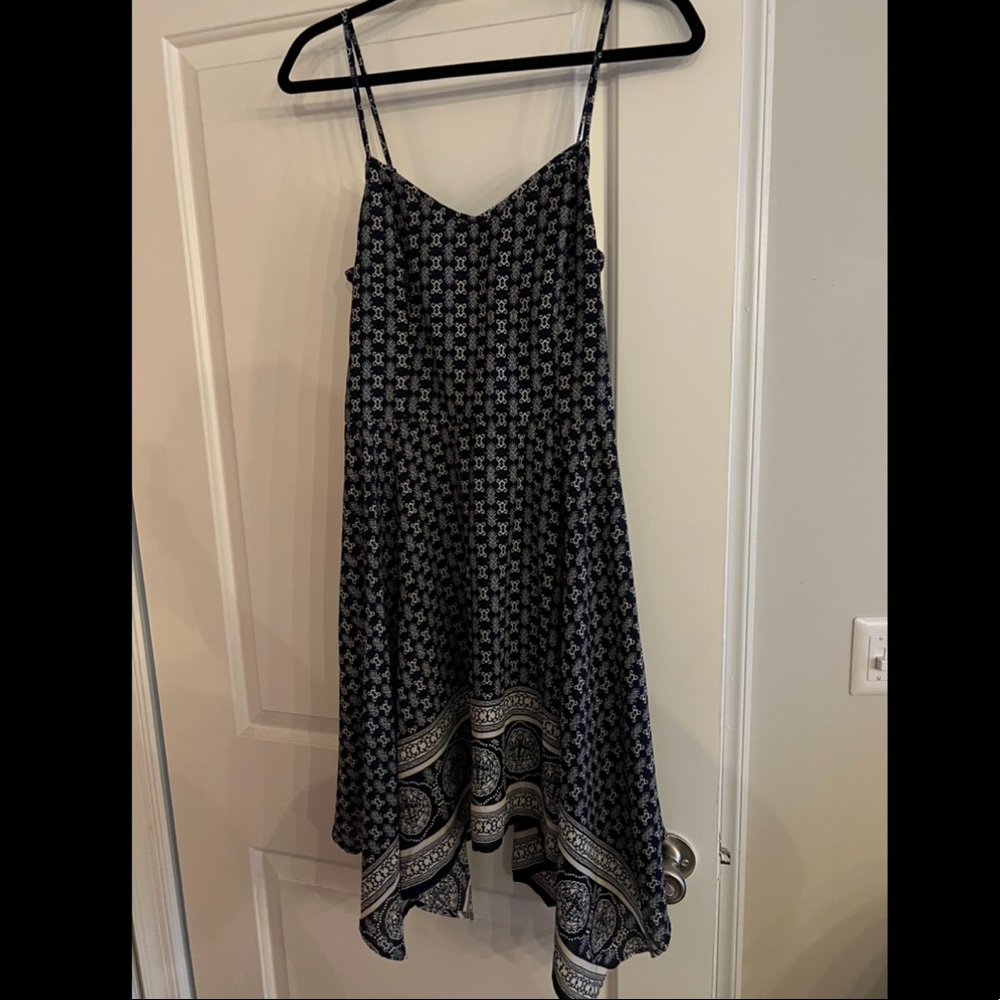 Gorgeous flowy pattern spaghetti strap v-neck dress 💙